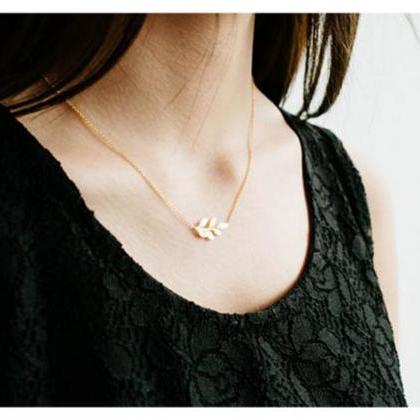 Laurel Leaf Pendant Necklace ( Gold )